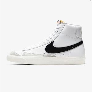Women’s Nike Blazer Mid 77’ Size 8